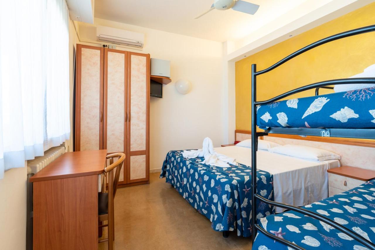 Hotel Montmartre Rimini Ngoại thất bức ảnh