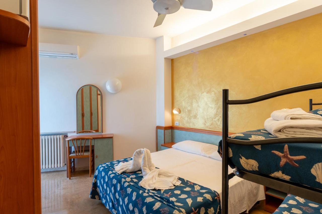 Hotel Montmartre Rimini Ngoại thất bức ảnh