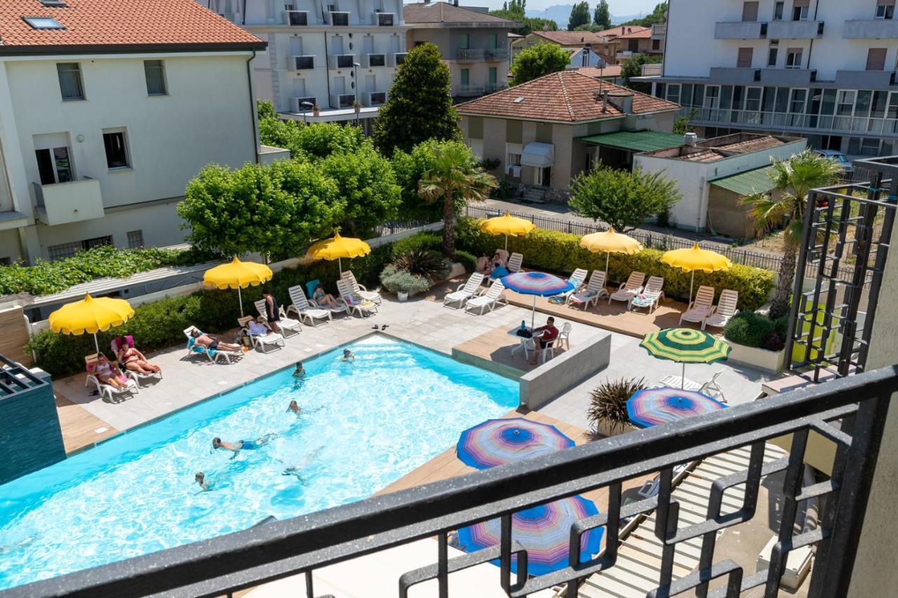 Hotel Montmartre Rimini Ngoại thất bức ảnh