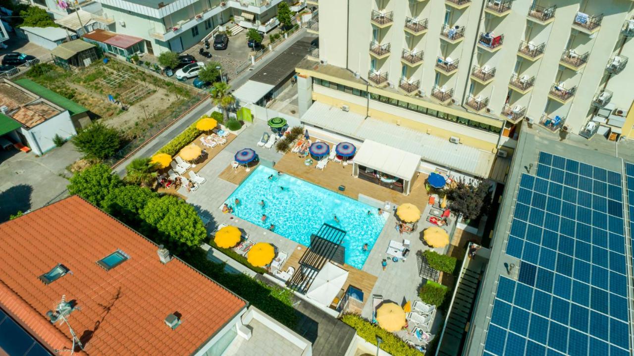 Hotel Montmartre Rimini Ngoại thất bức ảnh