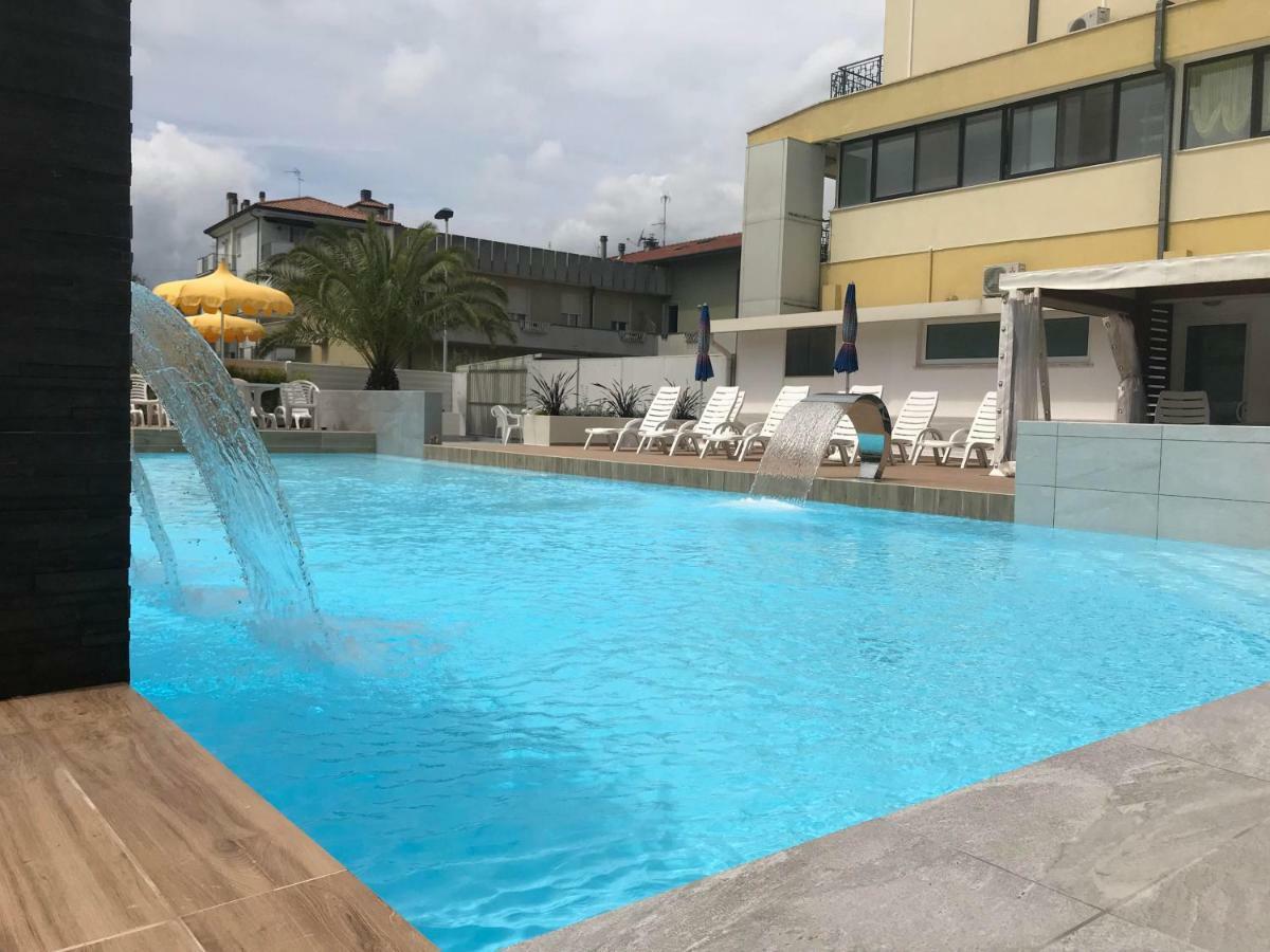 Hotel Montmartre Rimini Ngoại thất bức ảnh